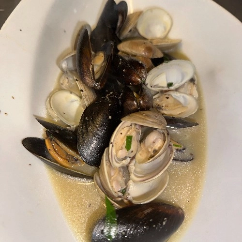 Sauté Cozze e Vongole (Tarantina or Impepata)